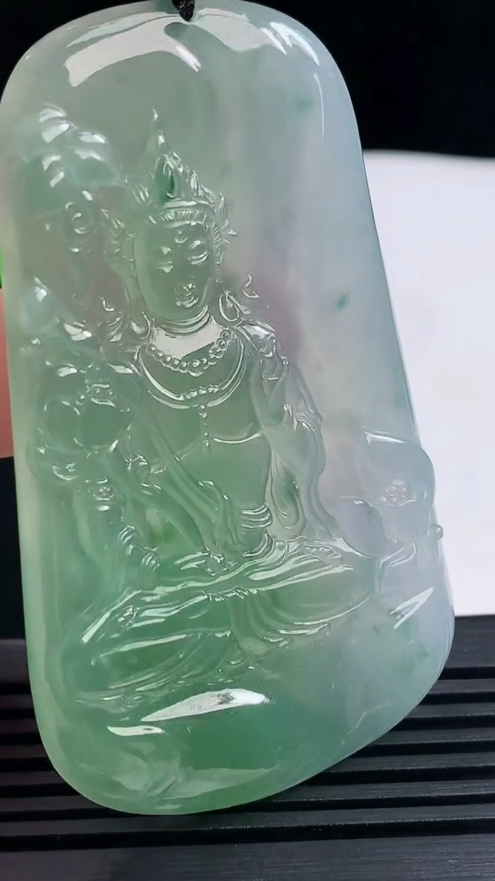 天然A货翡翠种春带彩 飘花大势至菩萨吊坠，尺寸69-41-5 重量:36.19g
6月14日