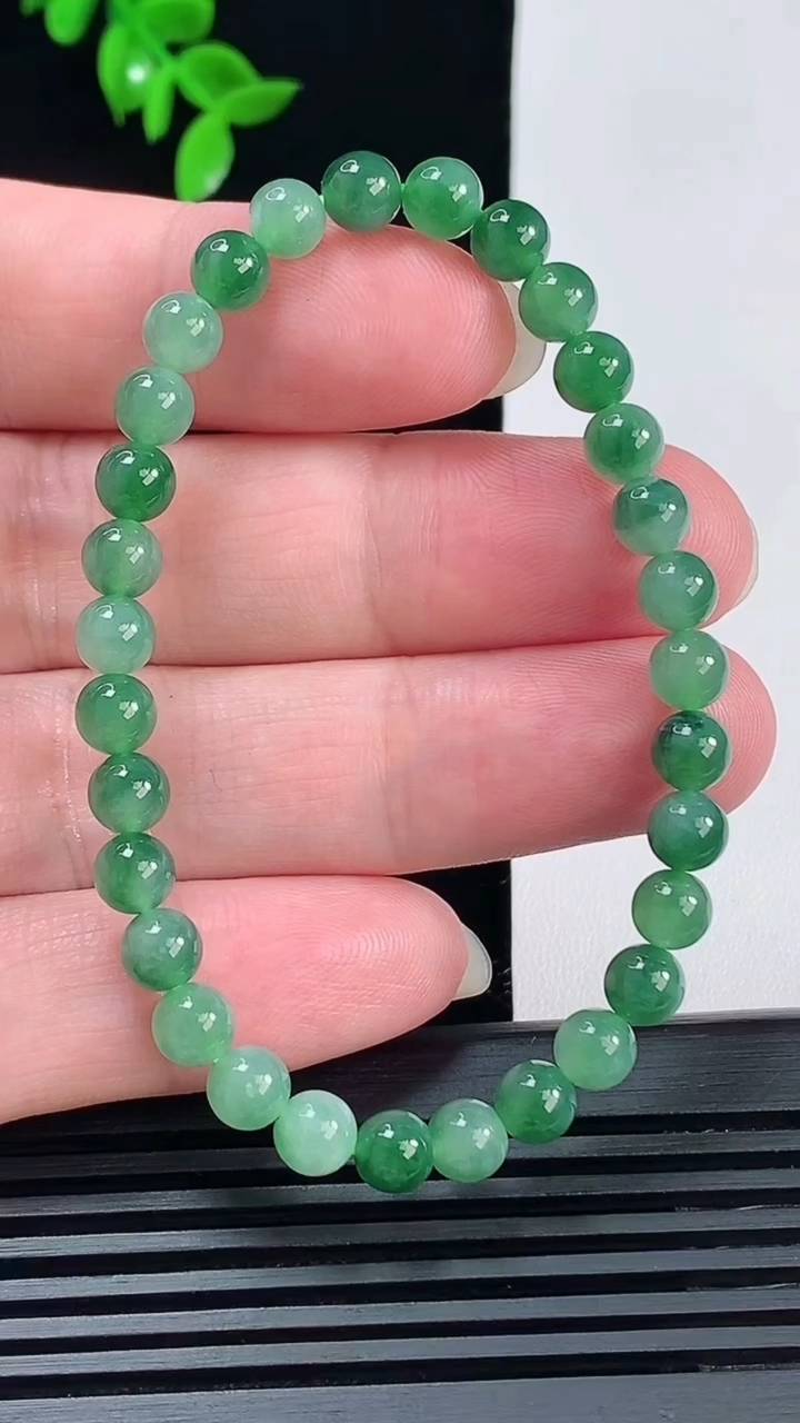 天然A货翡翠圆珠手串，尺寸5.6-31颗 重量:10.25g6月14日
工厂直销收藏佳品,种好水足，