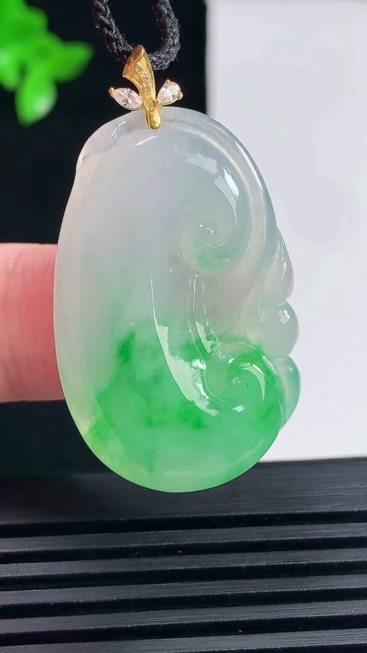 天然A货翡翠如意吊坠，尺寸34-22-5 重量:7.13g
6月14日