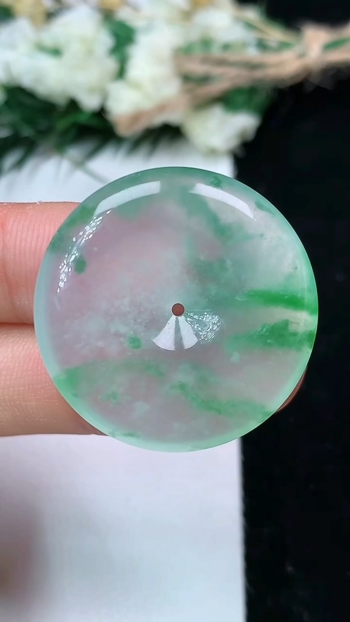 天然A货翡翠平安扣吊坠，尺寸28.7-5，重量:8.91g
6月14日