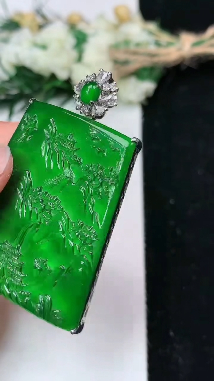 天然A货翡翠山水牌吊坠，尺寸38-31.7-7，重量:14.14g
6月14日