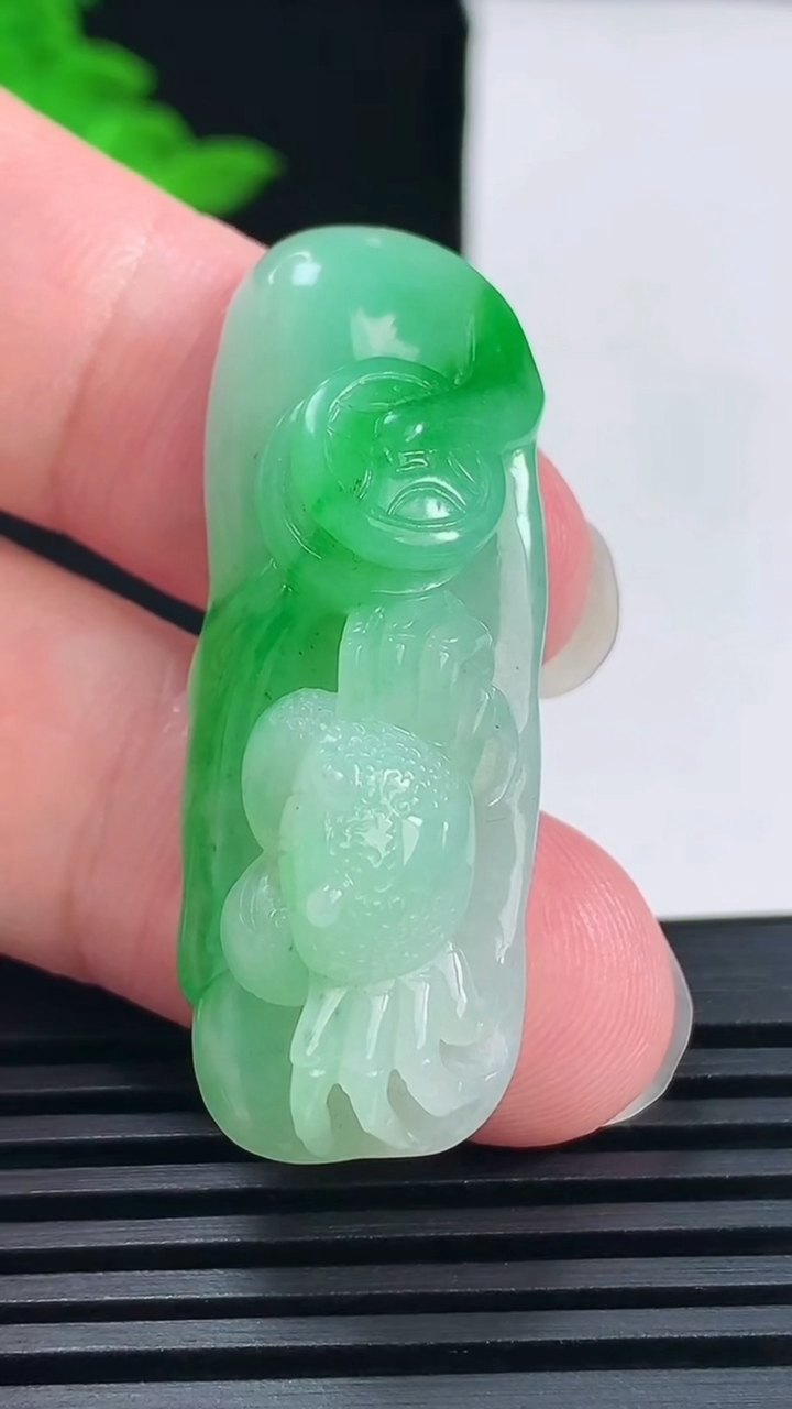 天然A货翡翠富甲一方 螃蟹吊坠，尺寸43-15.5-10.5 重量:10.67g
6月14日
