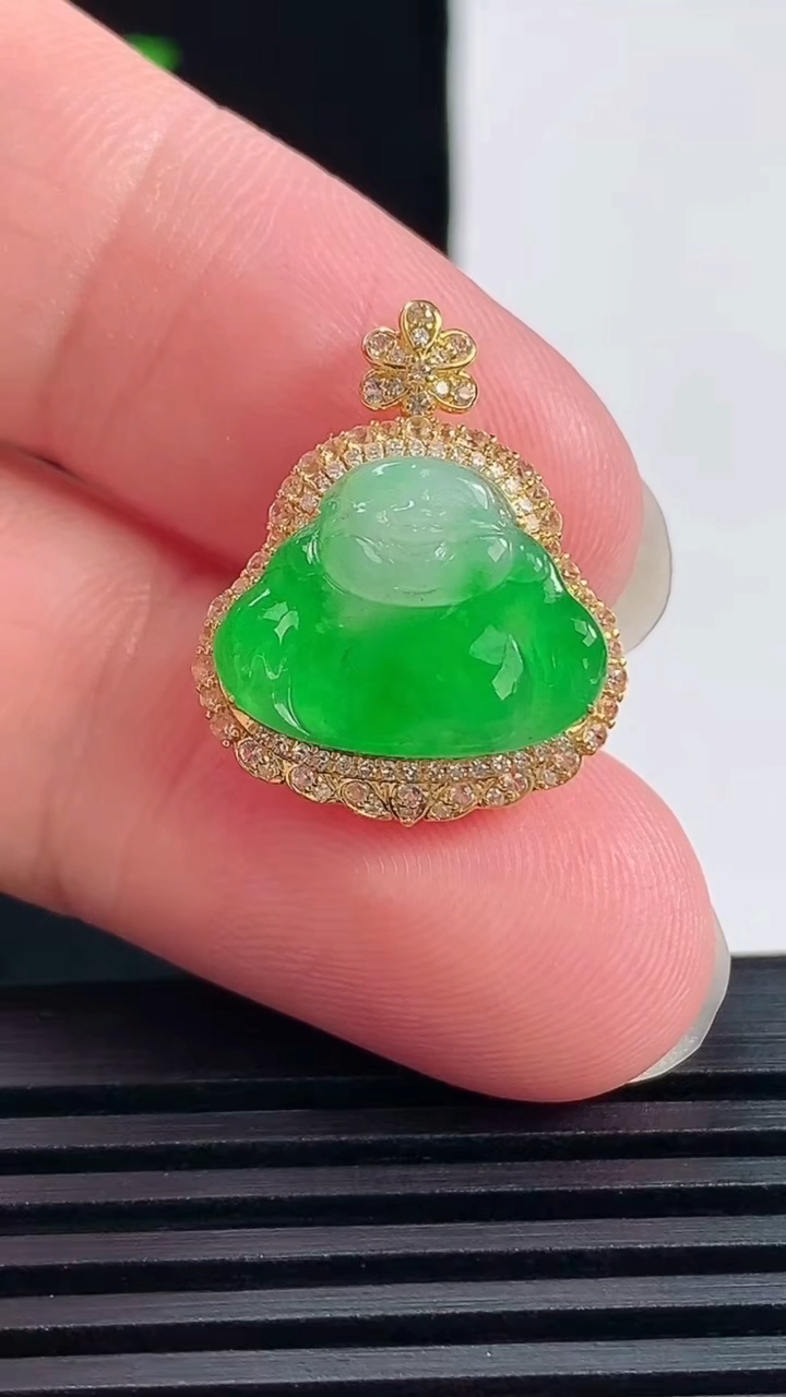 天然A货翡翠佛公吊坠，尺寸21-17.6-6，裸石12-15.5 重量:2.00g
6月14日
