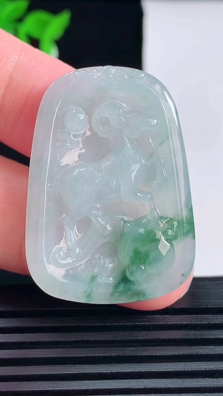 天然A货翡翠冰种飘花生肖羊吊坠，尺寸37-26.5-5.4重量:11.23g
6月14日