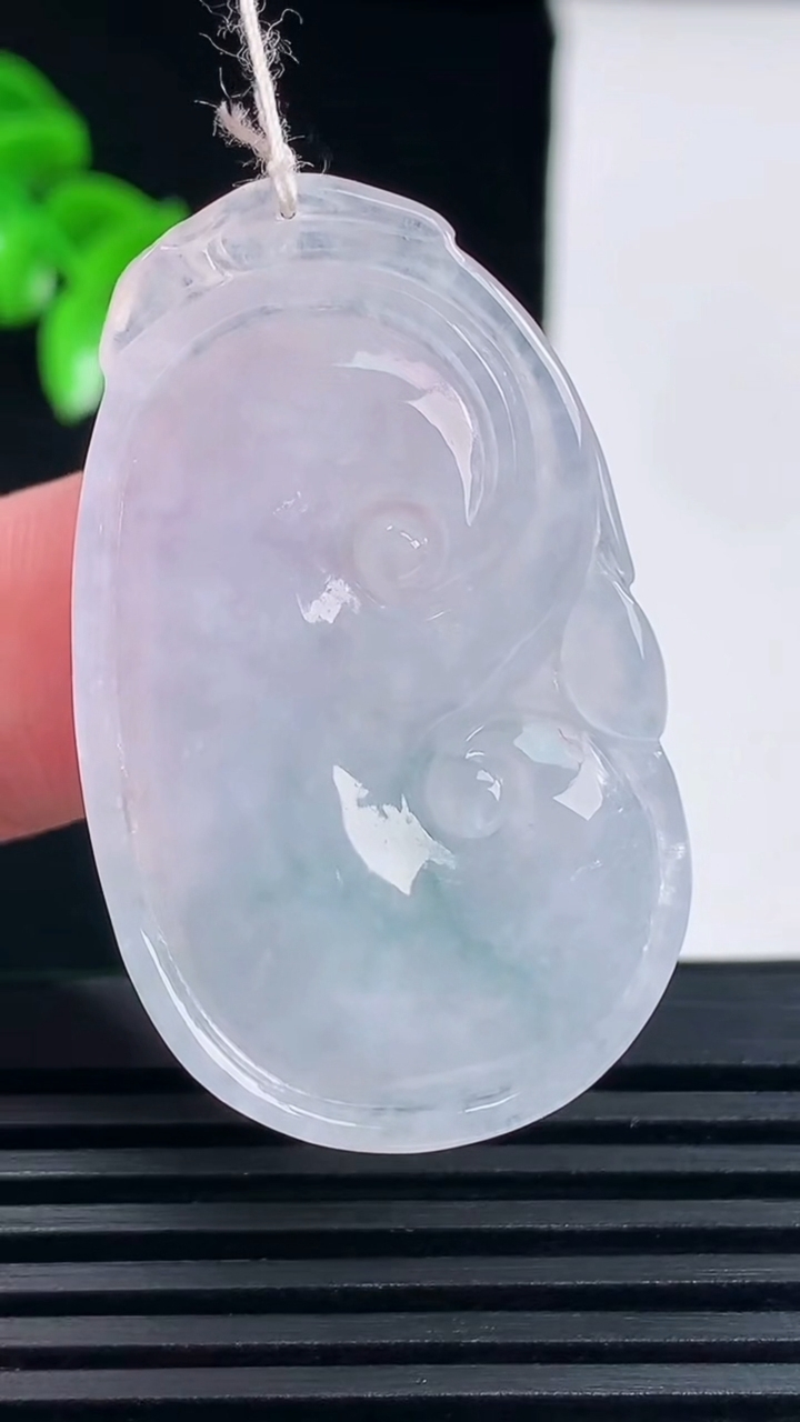 天然A货翡翠紫罗兰 飘花如意吊坠，尺寸36.9-23.7-4.7重量:9.00g
6月14日