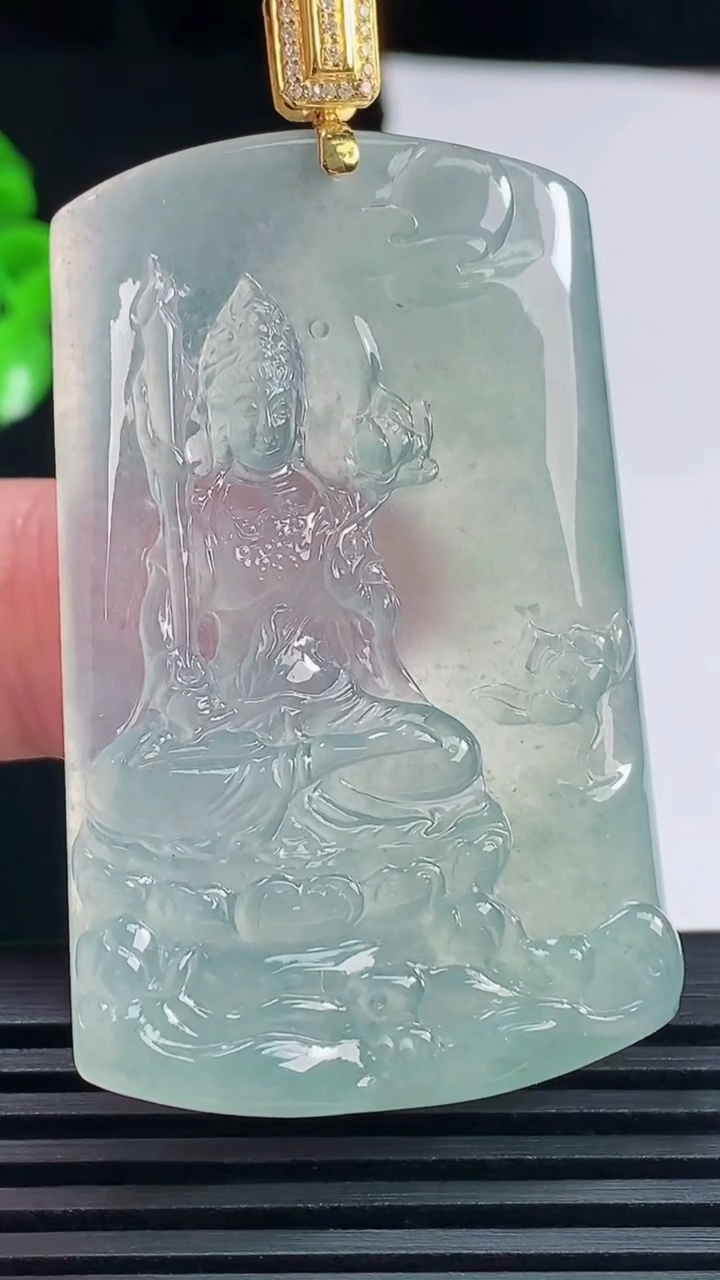 天然A货翡翠虚空藏菩萨吊坠，尺寸50-32-5.3重量:22.78g
6月15日