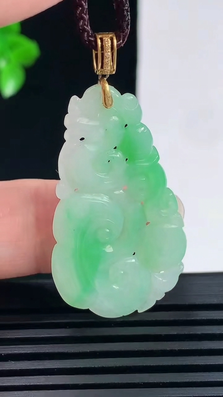 天然A货翡翠如意吊坠，尺寸39-22.8-2.5 重量:4.81g
6月15日