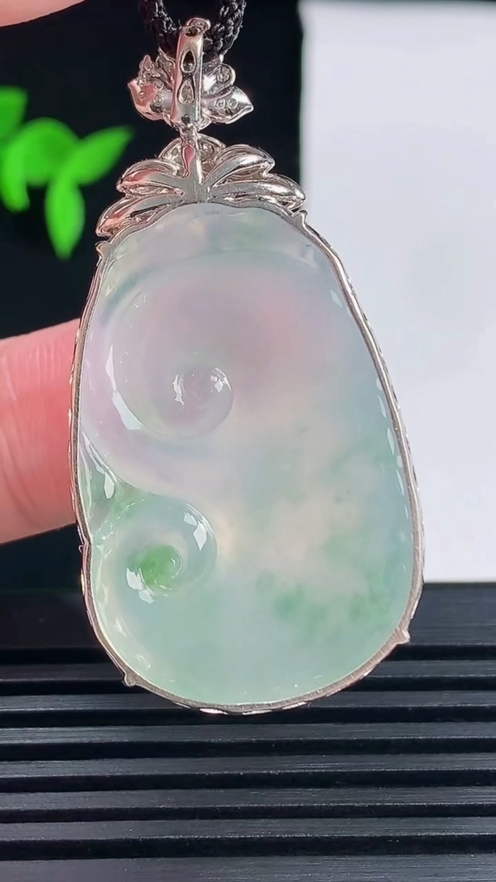 天然A货翡翠种飘花如意吊坠，尺寸48.3-35-24-6.4 重量:11.67g
6月15日
