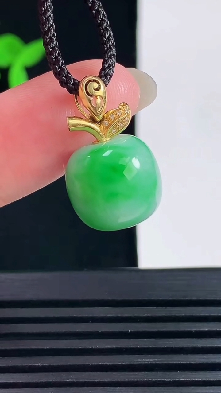 天然A货翡翠路路通吊坠，尺寸11.3-12.4 重量:5.00g
6月15日