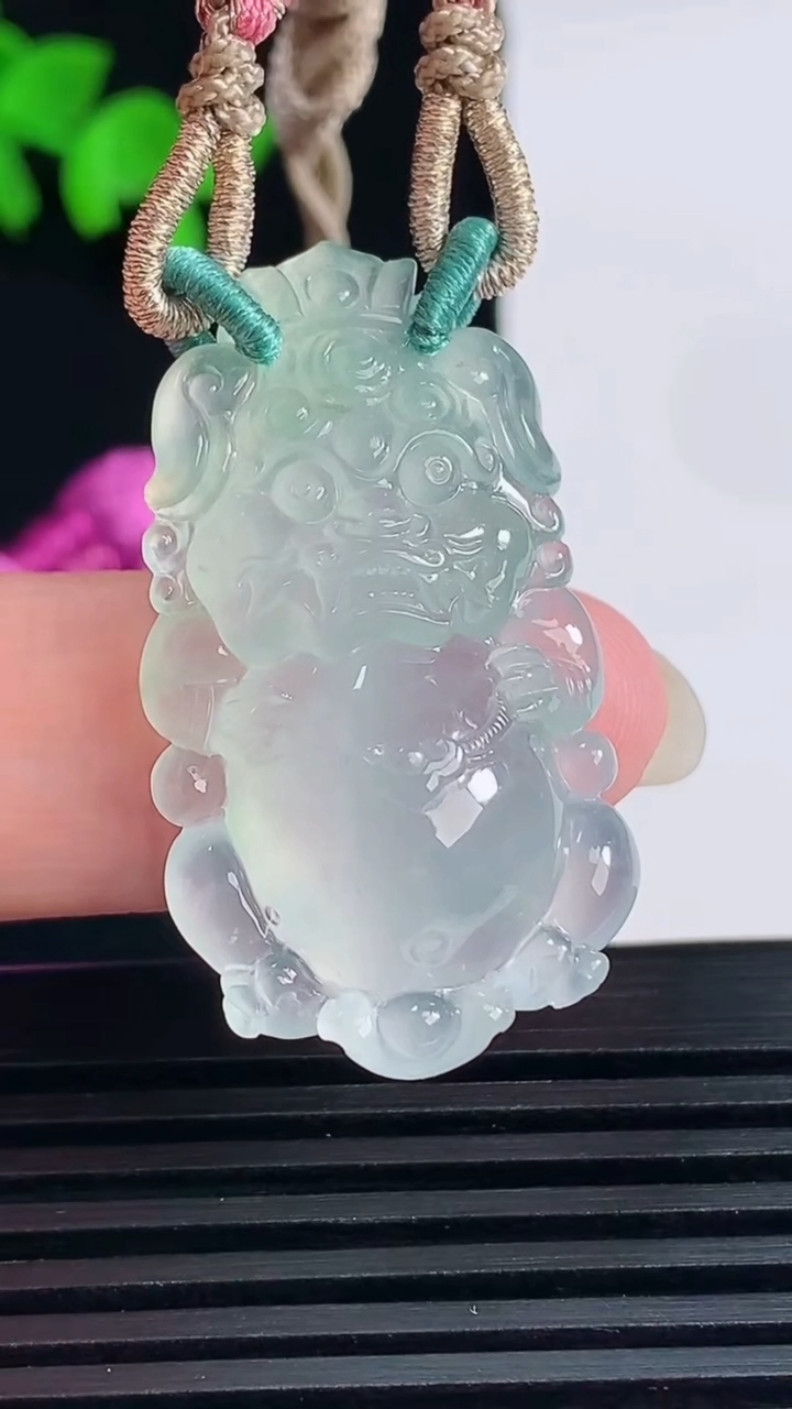 天然A货翡翠貔貅牌吊坠，尺寸36.2-20-9.6重量:12.77g
6月15日