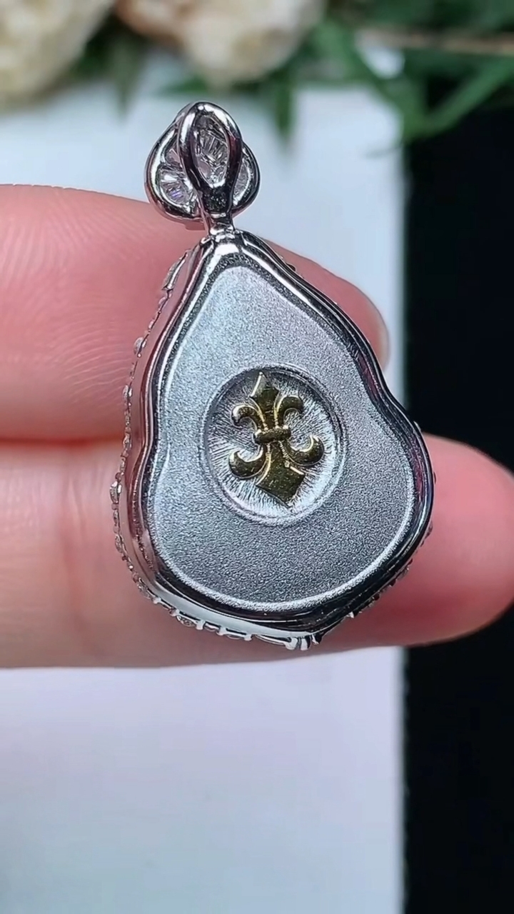 天然A货翡翠葫芦吊坠，尺寸27.6-16-9.5
6月15日，重量:5.15g