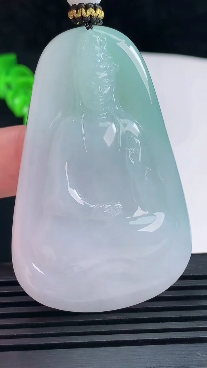 天然A货翡翠观音菩萨吊坠，尺寸61.5-40.5-9.2 重量:49.68g
6月15日