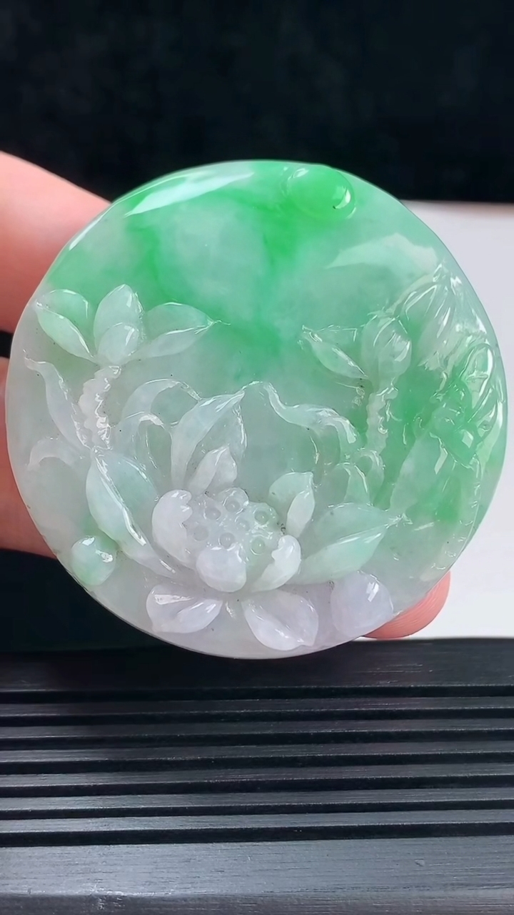 天然A货翡翠花开富贵吊坠，尺寸51.5-10 重量:62.39g
6月15日