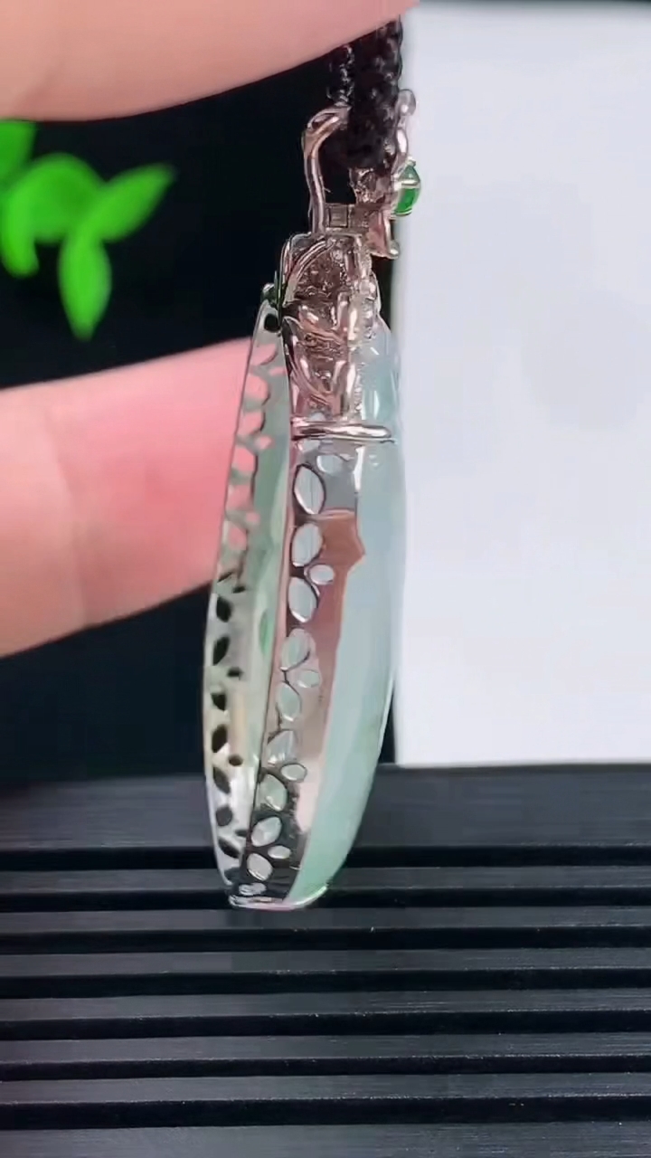 天然A货翡翠种飘花如意吊坠，尺寸48.3-35-24-6.4 重量:11.67g
6月15日