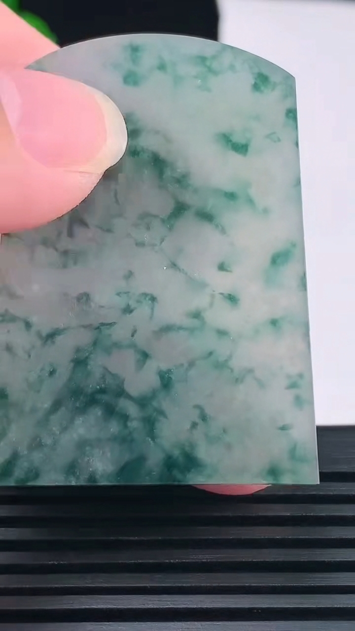 天然A货翡翠种飘花无事牌吊坠，尺寸47.3-34.2-4重量:19.40g
6月15日