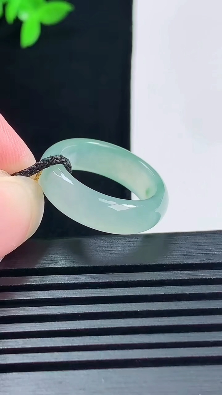 天然A货翡翠冰种飘花玉指环 戒指，尺寸16.2-5.8-3.2 重量:3.31g2026年6月15日
工厂直销收藏佳品,种好水足，色泽均匀，有种有色，上手高大气！
