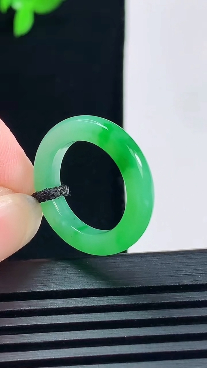 天然A货翡翠玉指环 戒指，尺寸14.8-3.5-3.5 重量:2.26g2026年6月15日
工厂直