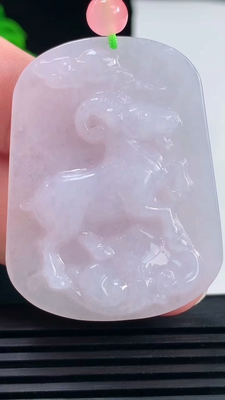 天然A货翡翠生肖羊牌吊坠，尺寸45.3-34.8-6重量:17.50g
6月15日