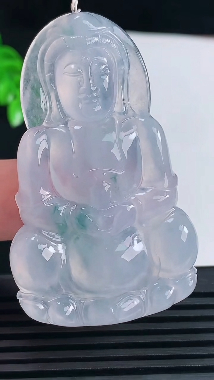 天然A货翡翠种飘花正装观音菩萨吊坠，尺寸56.5-34.6-5.5，重量:19.80g
6月15日