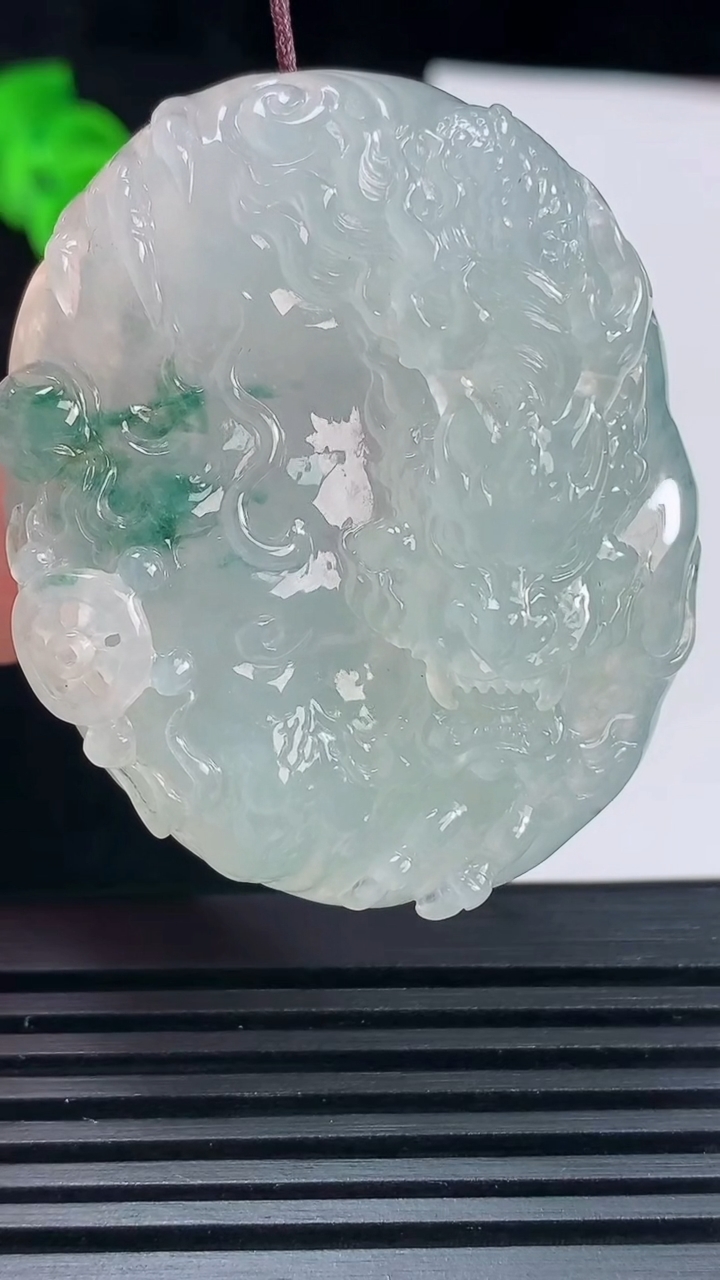 天然A货翡翠种飘花龙牌吊坠，尺寸48.2-39-10重量:40.00g
6月15日