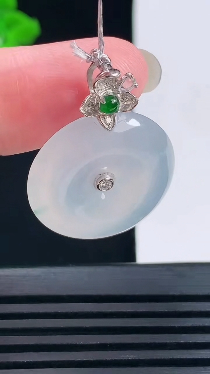 天然A货翡翠种飘花平安扣吊坠，尺寸22.8-6.1重量:7.33g
6月15日