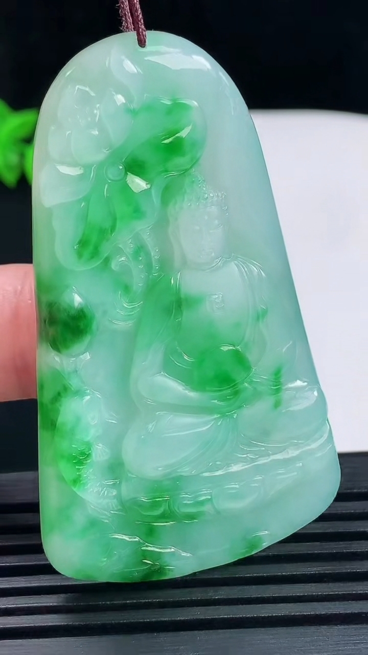 天然A货翡翠大日如来吊坠，尺寸60.3-35.4-5.6重量:25.96g
6月15日