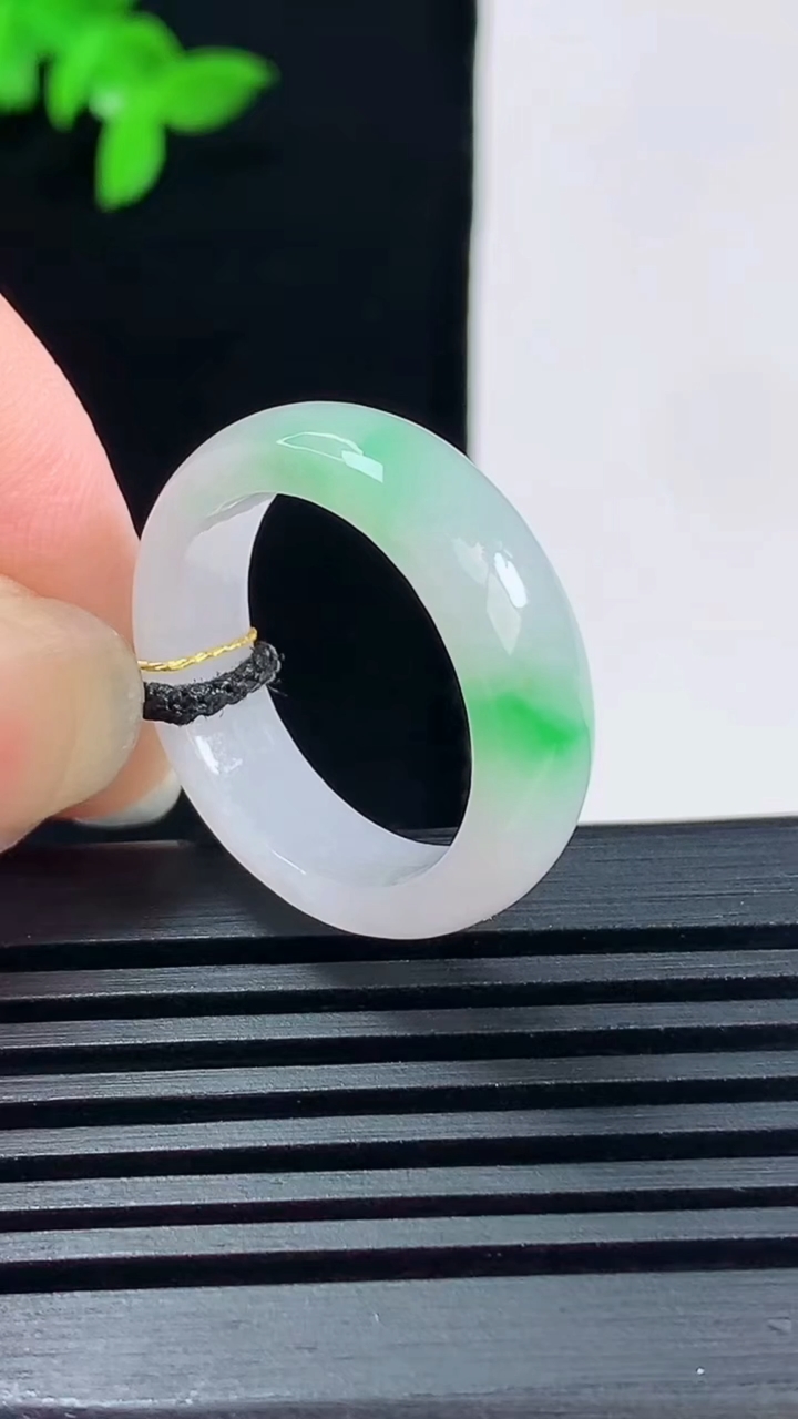 天然A货翡翠玉指环 戒指，尺寸19-6-3 重量:4.10g2026年6月15日
工厂直销收藏佳品,