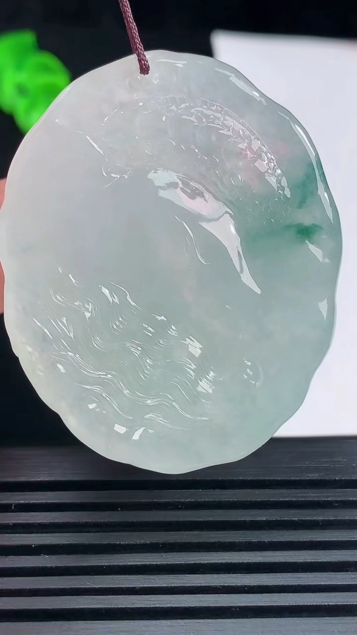天然A货翡翠种飘花龙牌吊坠，尺寸48.2-39-10重量:40.00g
6月15日