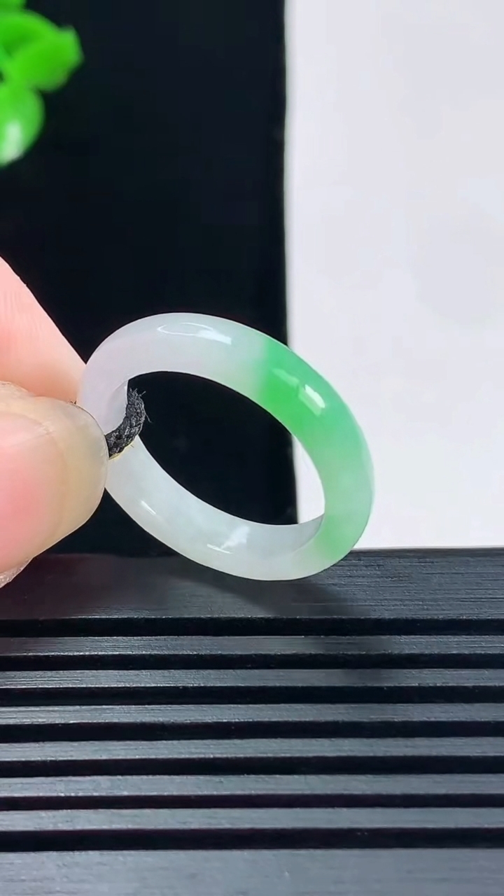 天然A货翡翠玉指环 戒指，尺寸17-4.2-2.8 重量:2.32g2026年6月15日
工厂直销收藏佳品,种好水足，色泽均匀，有种有色，上手高大气！