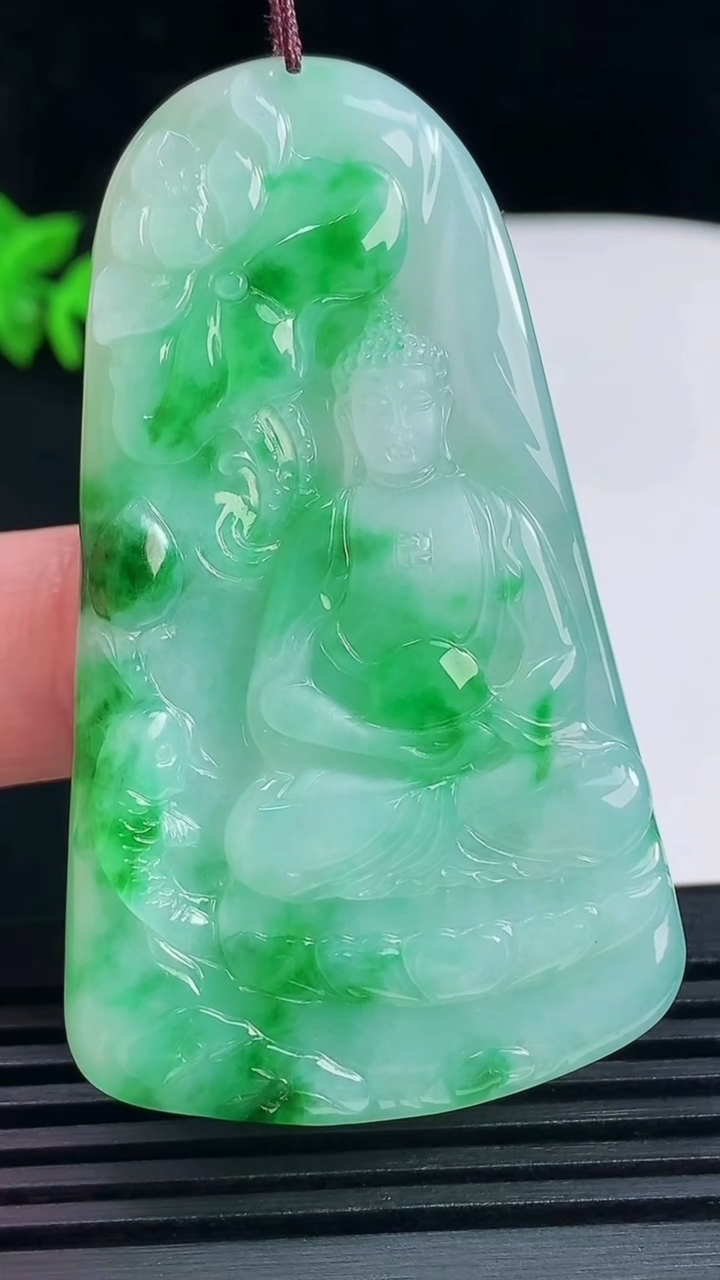 天然A货翡翠大日如来吊坠，尺寸60.3-35.4-5.6重量:25.96g
6月15日