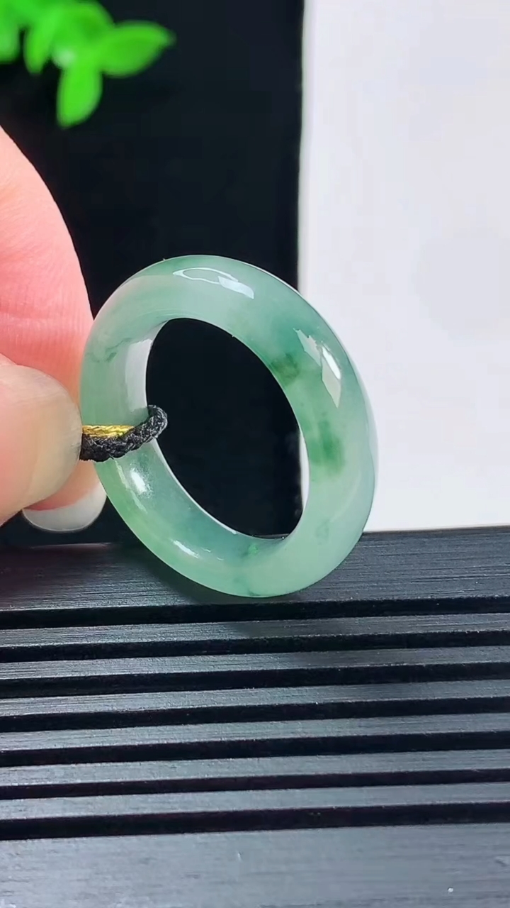 天然A货翡翠冰种飘花玉指环 戒指，尺寸17.8-5.6-3.5 重量:4.00g2026年6月15日