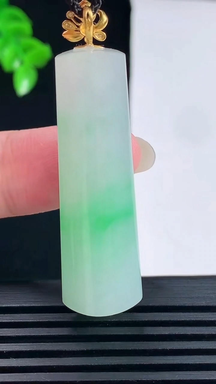 天然A货翡翠平安柱吊坠，尺寸43.6-13.8-9重量:12.10g
6月15日