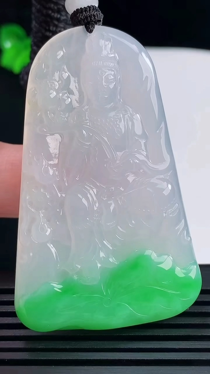 天然A货翡翠大势至菩萨吊坠，尺寸60.5-38.5-5 重量:25.87g
6月15日