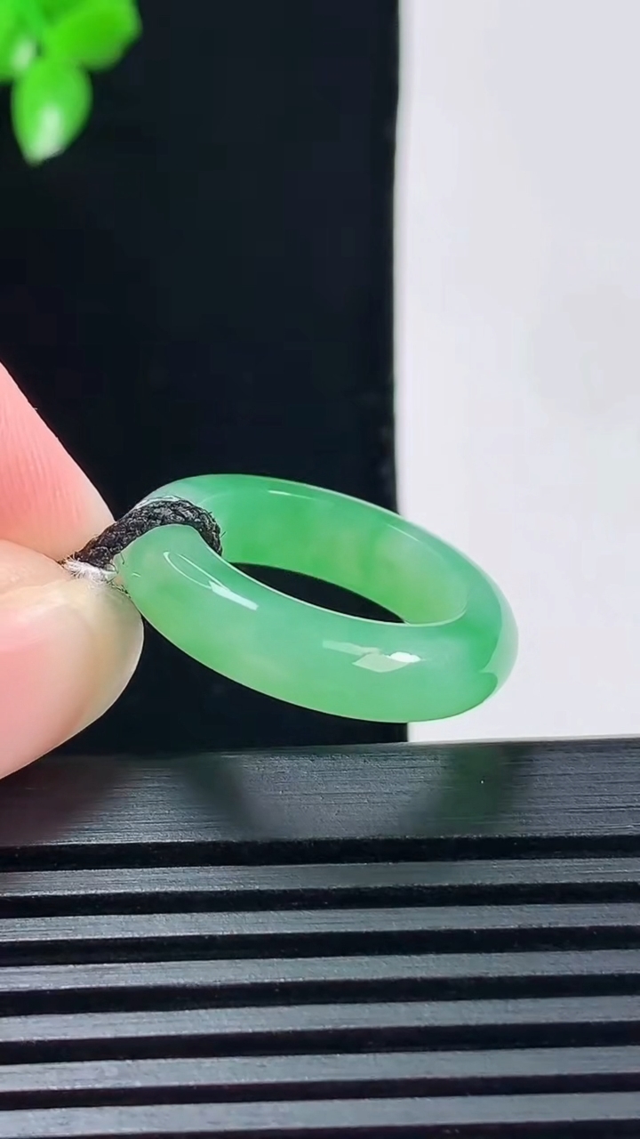 天然A货翡翠玉指环 戒指，尺寸16-5-3.5重量:3.64g2026年6月15日
工厂直销收藏佳品,种好水足，色泽均匀，有种有色，上手高大气！