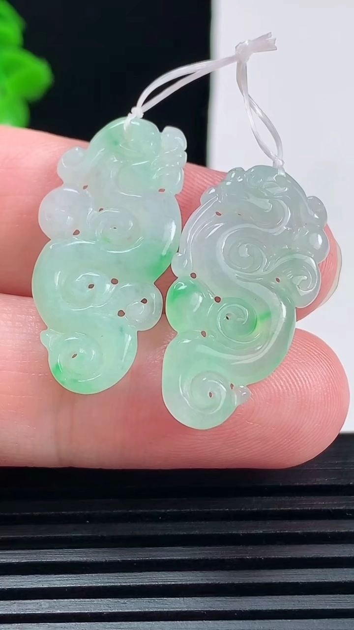 天然A货翡翠仿古龙牌吊坠 一对，尺寸27.6-14.6-3重量:4.26g
6月15日
