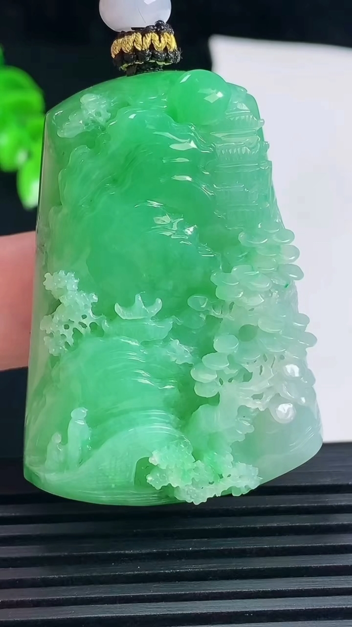 天然A货翡翠山水牌吊坠，尺寸47-34.7-12重量:43.48g
6月15日