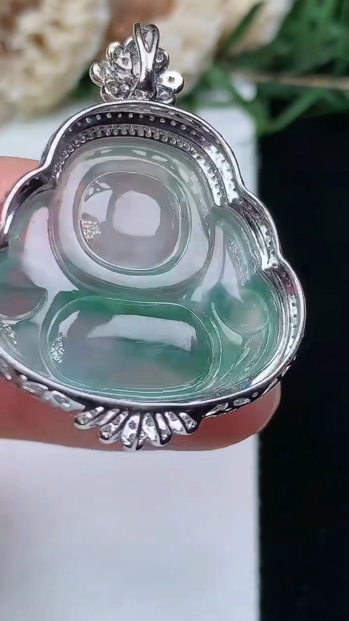 天然A货翡翠飘花佛公吊坠，尺寸37.8-28-9.7，裸石24-25.8，重量:8.21g
6月15日