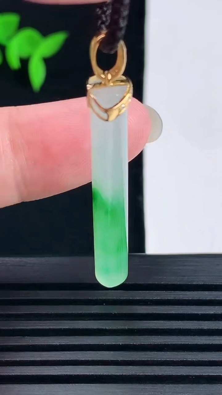 天然A货翡翠平安柱吊坠，尺寸36-7.5-5 重量:4.00g
6月15日