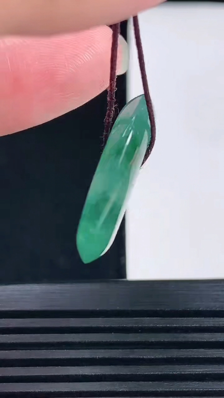 天然A货翡翠种飘花平安扣吊坠，尺寸26-5.2重量:7.80g
6月15日