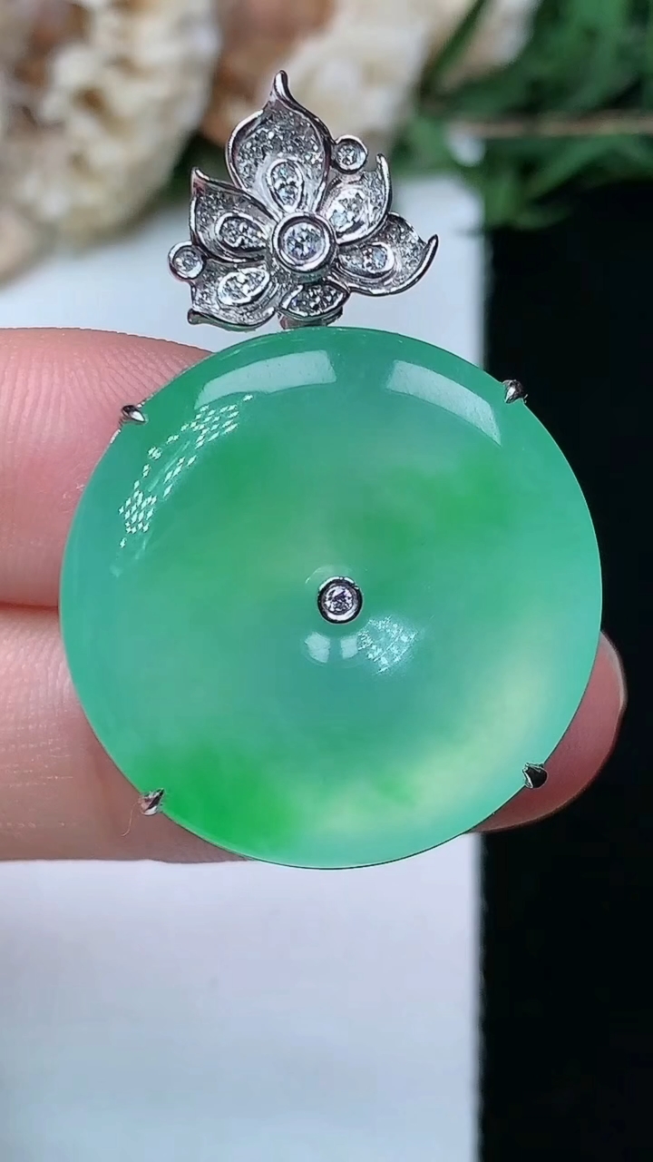 天然A货翡翠平安扣吊坠，尺寸24-7.3，重量:10.00g
6月15日