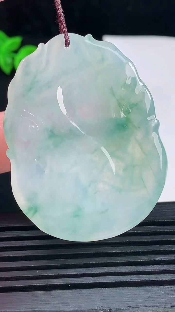天然A货翡翠冰种飘花生肖羊牌吊坠，尺寸48.4-37-4.6重量:19.02g
6月15日