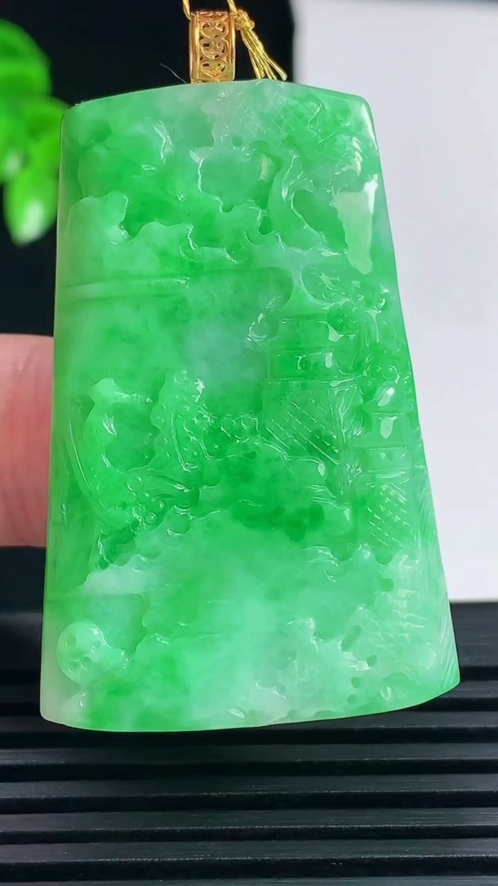 天然A货翡翠山水牌吊坠，尺寸43-29-5.7重量:17.70g
6月15日