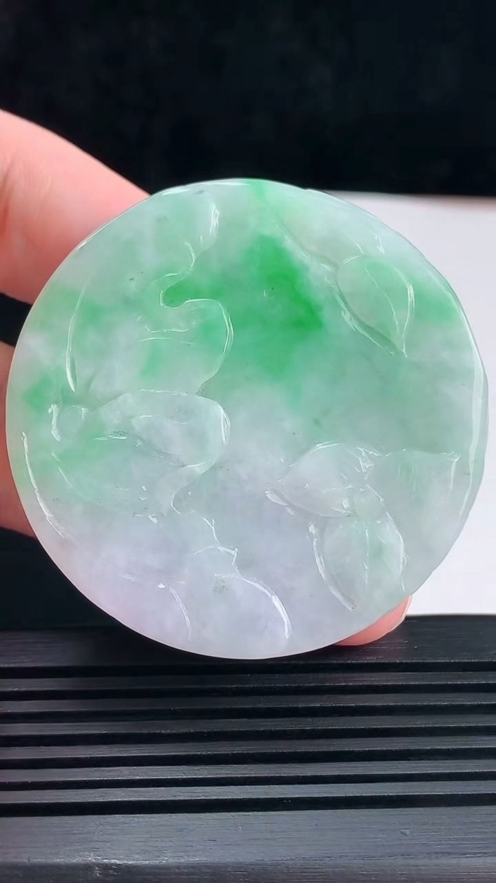 天然A货翡翠花开富贵吊坠，尺寸51.5-10 重量:62.39g
6月15日