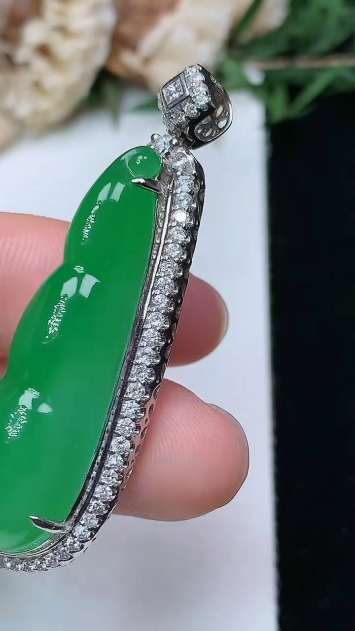 天然A货翡翠福豆吊坠，尺寸46.4-14.4-11.6，裸石36.3-11.6，重量:9.67g
6月15日，重量:9.67g