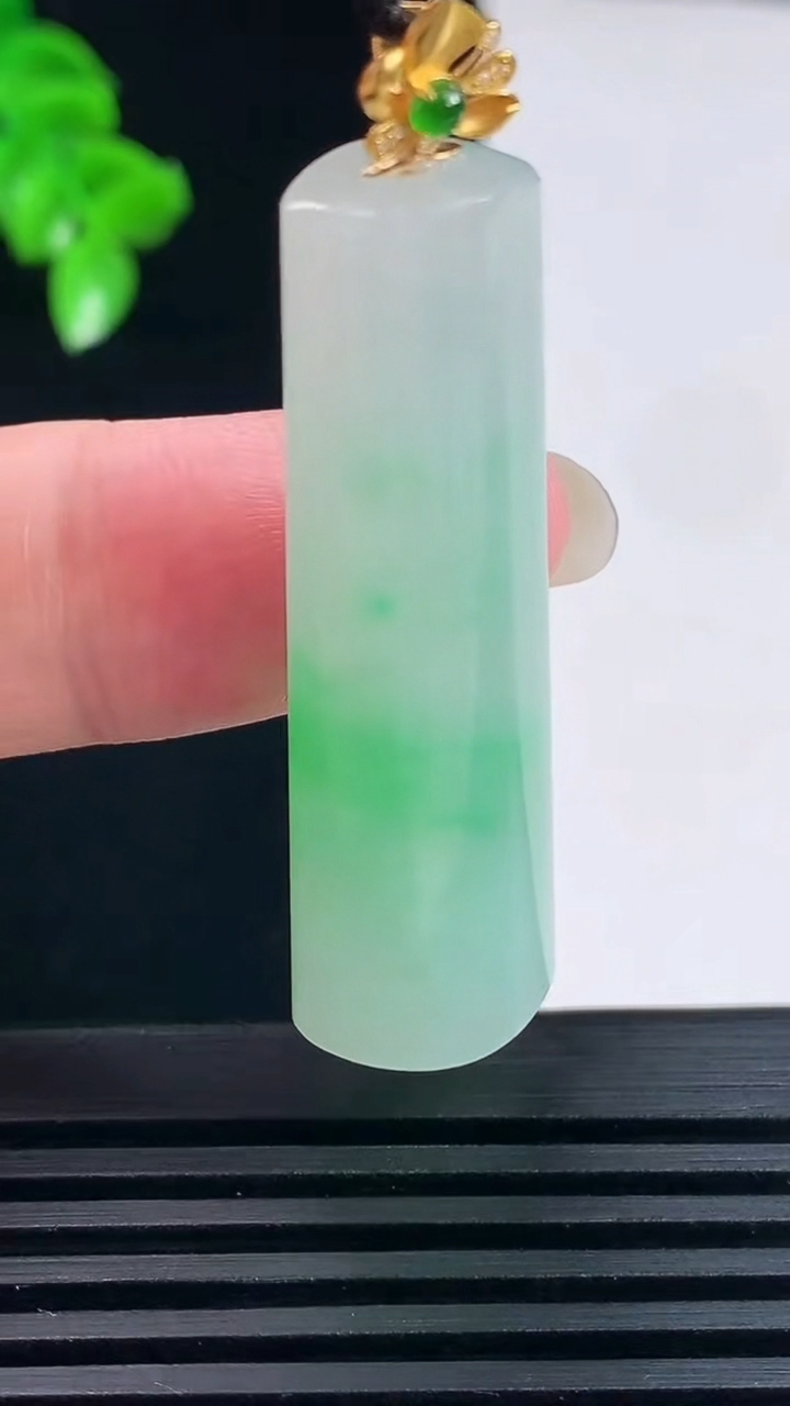 天然A货翡翠平安柱吊坠，尺寸43.6-13.8-9重量:12.10g
6月15日