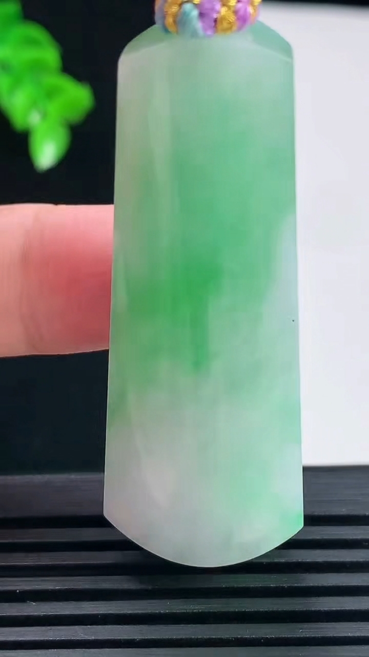 天然A货翡翠平安柱吊坠，尺寸52.6-20.3-10.7重量:25.75g
6月15日