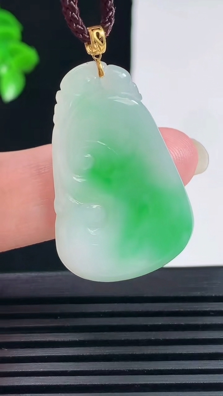 天然A货翡翠如意吊坠，尺寸36.6-23.5-3.2重量:6.00g
6月15日