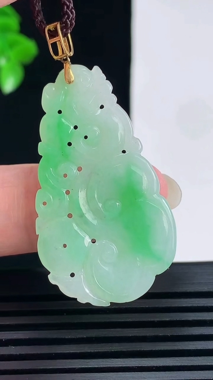 天然A货翡翠如意吊坠，尺寸39-22.8-2.5 重量:4.81g
6月15日