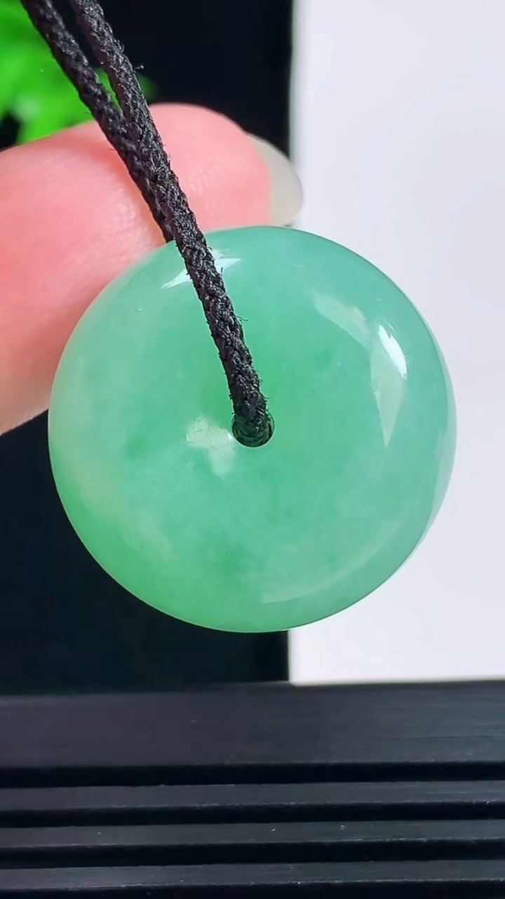 天然A货翡翠平安扣吊坠，尺寸23-11.2 重量:12.41g
6月15日