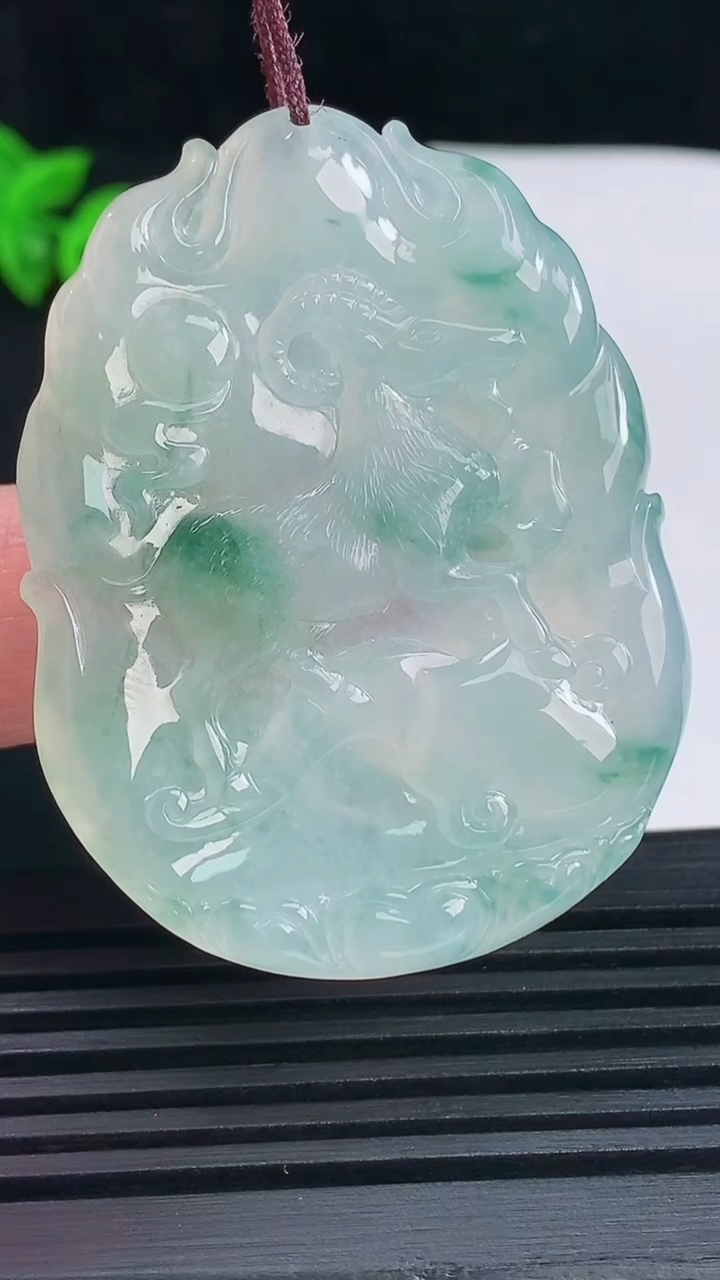 天然A货翡翠冰种飘花生肖羊牌吊坠，尺寸48.4-37-4.6重量:19.02g
6月15日